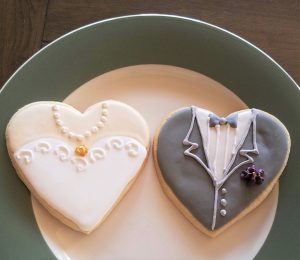 how to decorate bride and groom wedding cookies