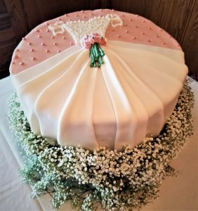 how to decorate a wedding dress cake