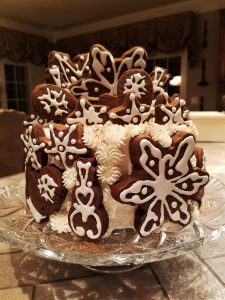 decorate an eggnog and gingerbread christmas cake