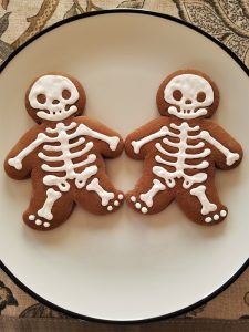 how to make halloween gingerDEAD men cookies